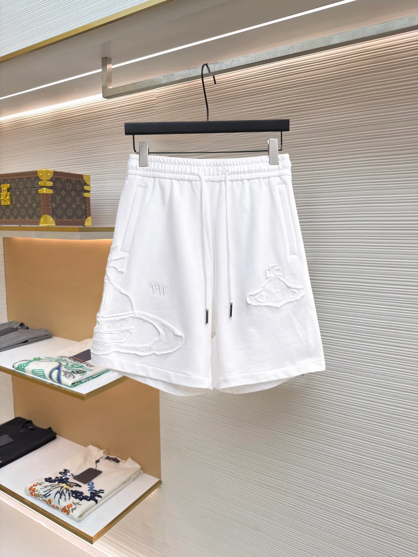 The Queen Mother's three-standard complete 2026 summer New Arrival men's casual shorts, advanced custom-made fabric Breathable fabric, Breathable elasticity and comfort, impeccable details, top-grade accessories, original logo design concept, delicate and soft feel! The upper body fit is awesome! Size: M-XXXL Please state your height and weight when ordering